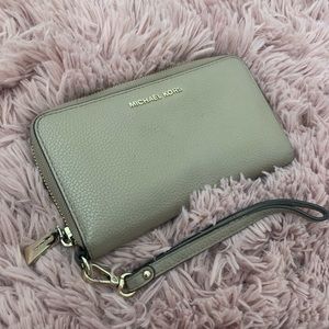 Michael kors nude light brown wallet